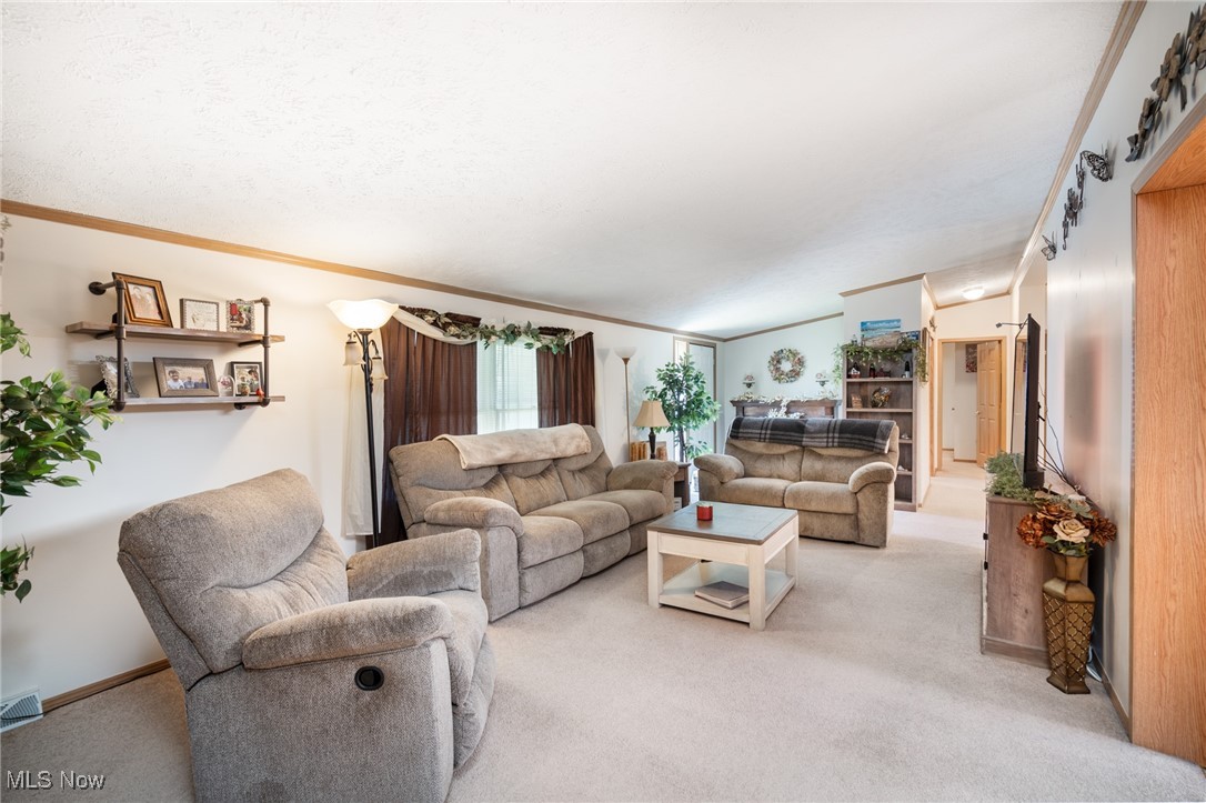 201 Pin Oak Circle, Elyria, Ohio image 4