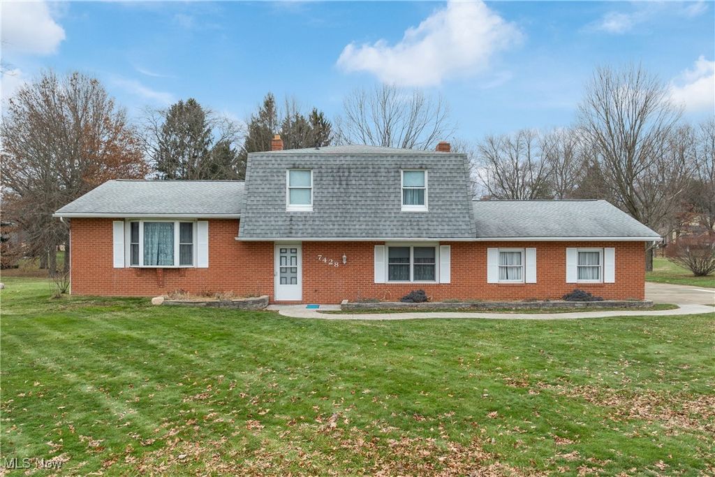 Photo of 7428 Shadyview Avenue NW, Massillon, OH 44646 (MLS # 5177514)