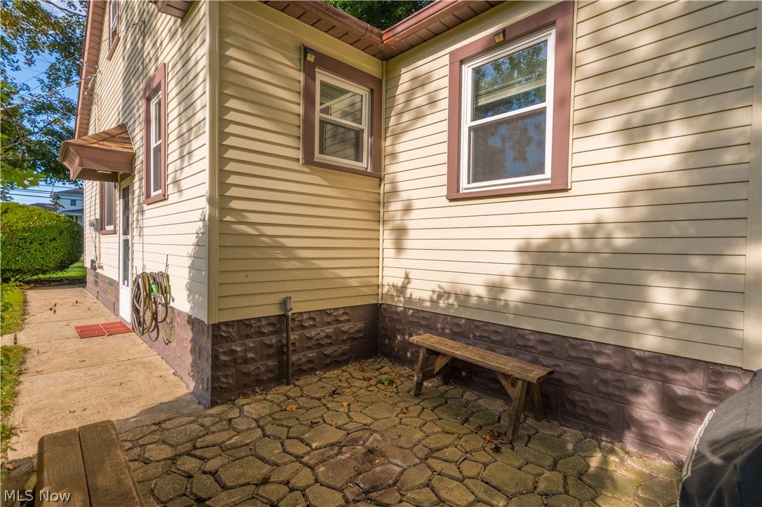 6077 Lake Avenue
