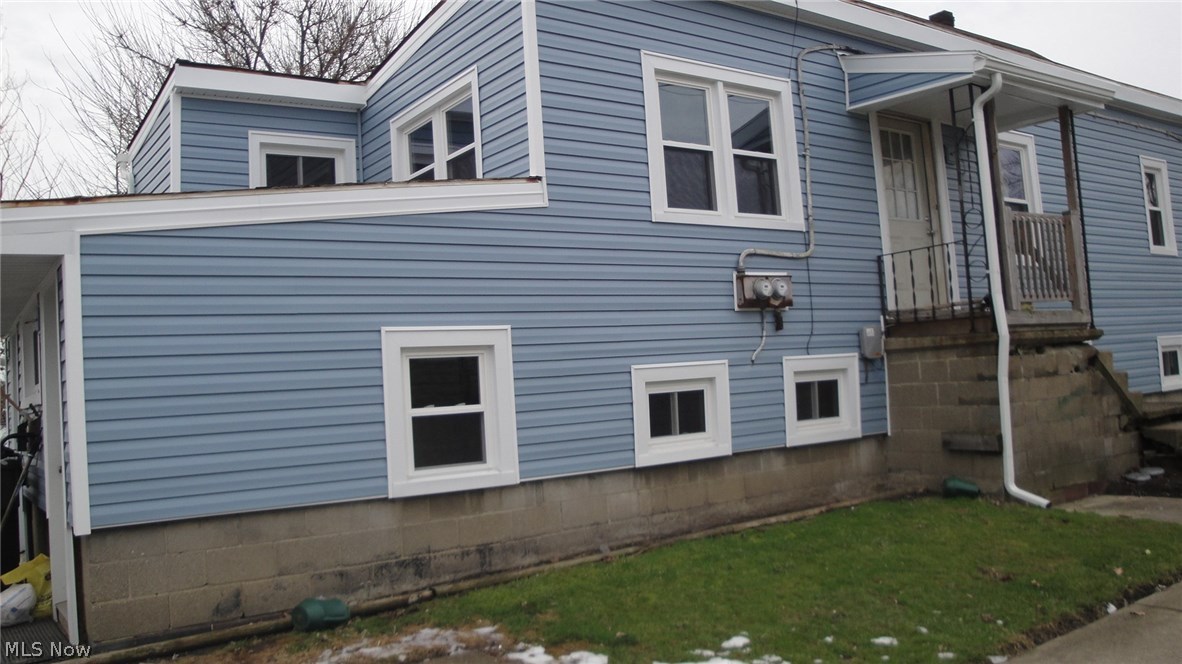 New siding & windows for this duplex. 2bed 1bath up. 2 bed 1 bath down. Working on upstairs now.Owner lives away, says get it sold!