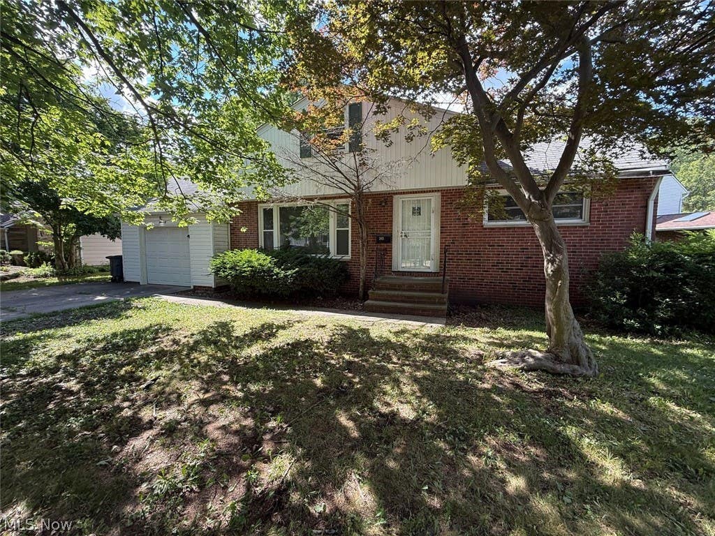 Photo of 24113 E Silsby Road, Beachwood, OH 44122 (MLS # 5225460)
