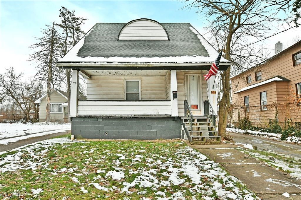 Photo of 949 East Avenue SE, Warren, OH 44484 (MLS # 5176952)