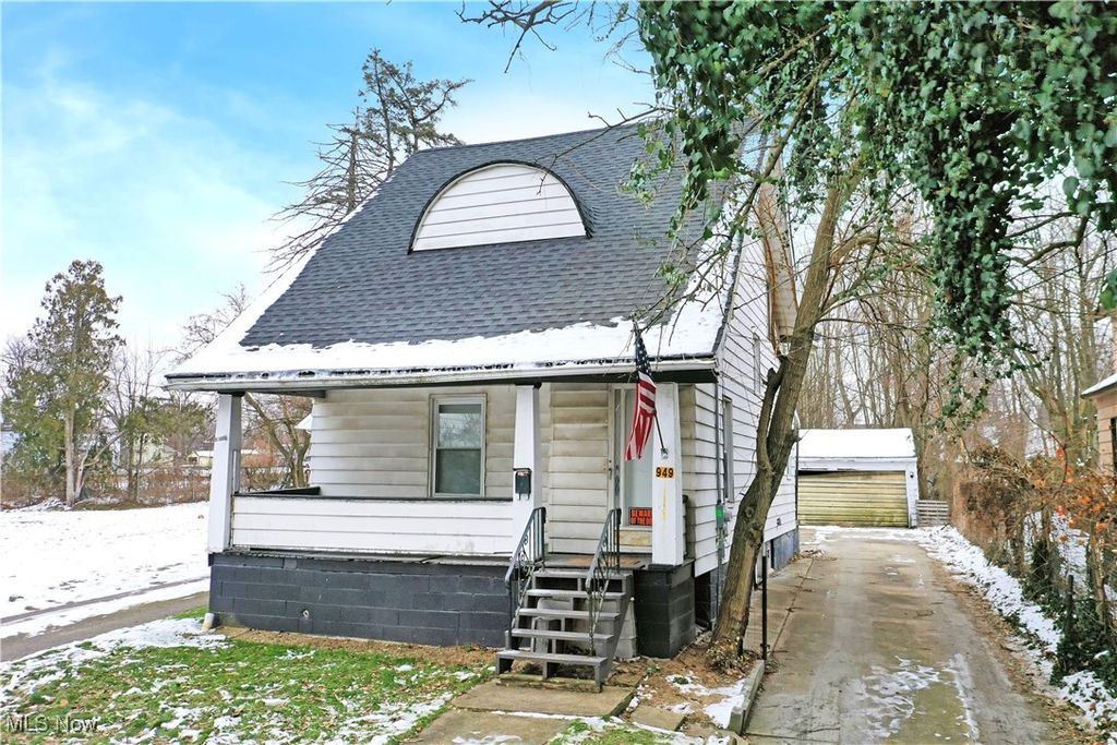 Photo of 949 East Avenue SE, Warren, OH 44484 (MLS # 5176952)