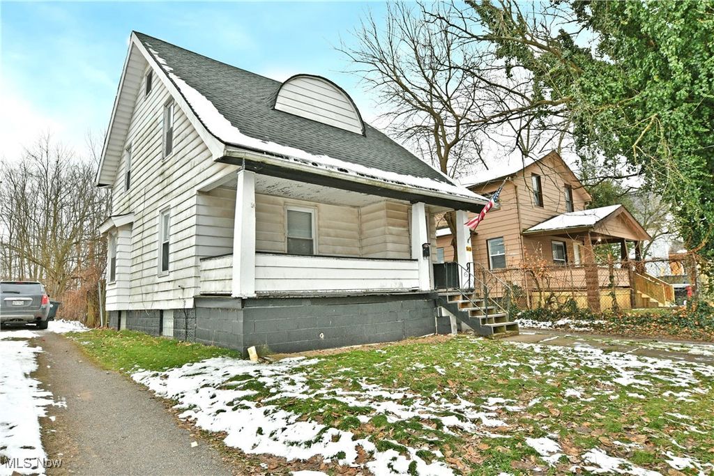 Photo of 949 East Avenue SE, Warren, OH 44484 (MLS # 5176952)