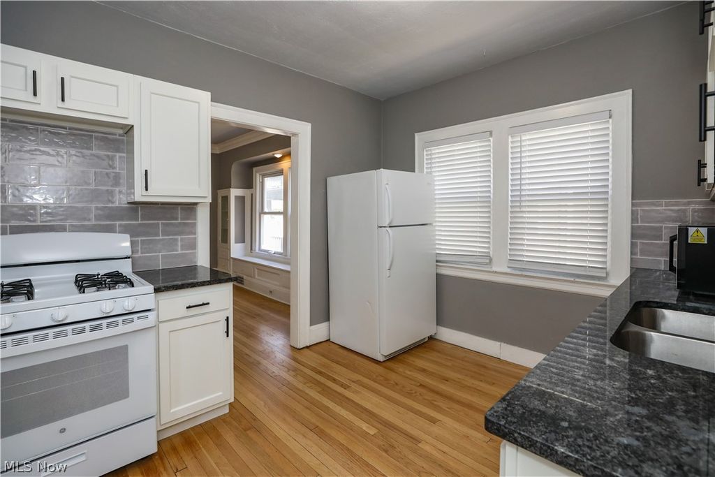 Photo of 2075 Lewis Drive, Lakewood, OH 44107 (MLS # 5213356)
