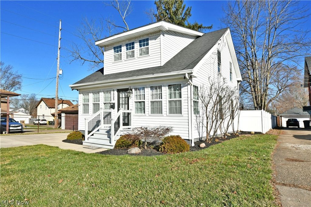 Photo of 1525 Elm Road NE, Warren, OH 44483 (MLS # 5192592)