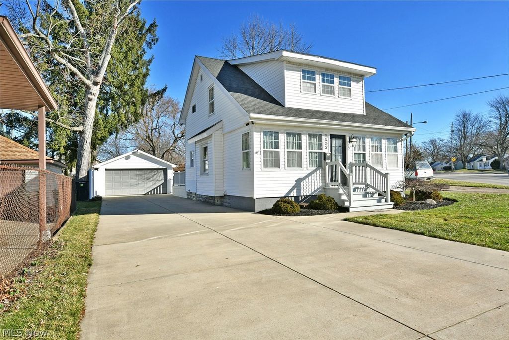 Photo of 1525 Elm Road NE, Warren, OH 44483 (MLS # 5192592)