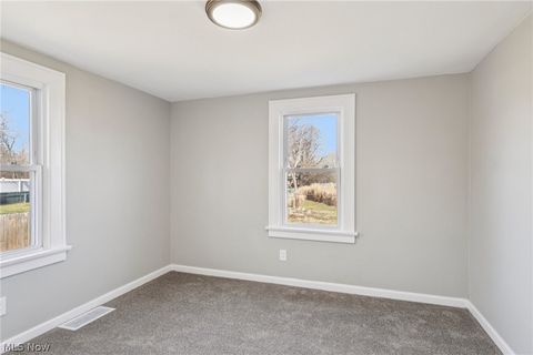 Tiny photo for 62 Jacobs Road, Hubbard, OH 44425 (MLS # 5190639)