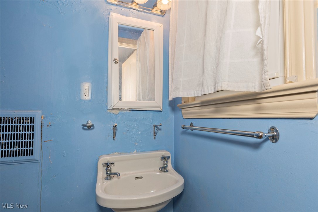 Cleveland Heights, Ohio 44118, United States, 3 Bedrooms Bedrooms, ,2 BathroomsBathrooms,Residential,Active,246190