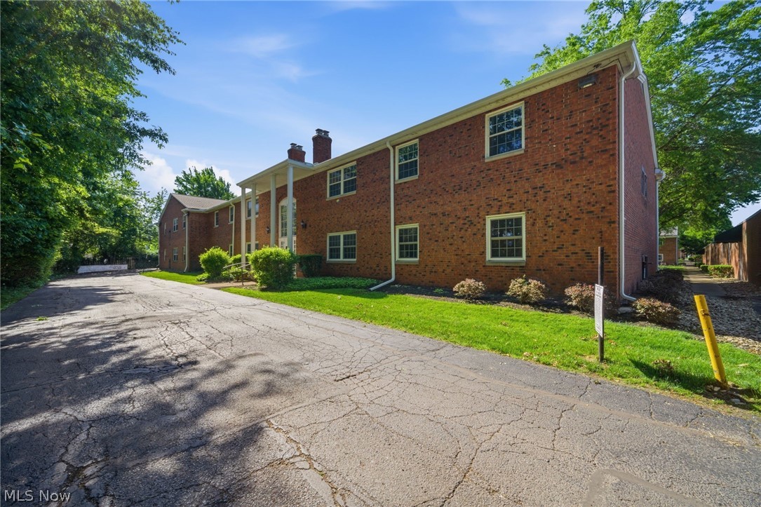 Heritage Circle Condo - Residential