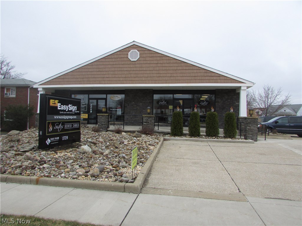 2000+ square feet of prime location in Cuyahoga Falls. Very near the new Portage Crossings. Roughly 1600 square feet is built out and ready. ample parking. High traffic area.