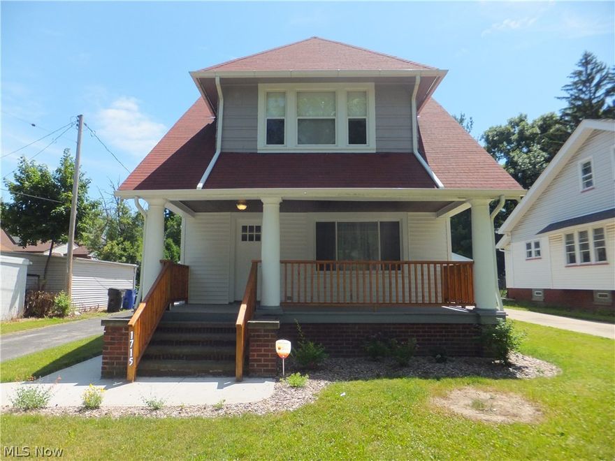 SOUTH HILLS!! Renovated Vinyl/Cedar Sided Colonial, 3 bedrooms, 2 1/2 remodeled bathrooms, dining room w/window seat & cabinets, all new kitchen appliances, newer windows, newer furnace & central air, updated 100amp electric box, glass block windows, patio, front porch, new 2 1/2 car garage w/opener, all set on large 50x194 lot