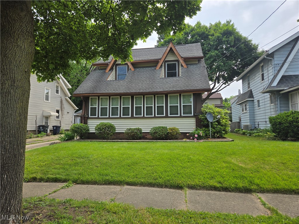 This two story home in Noth Hill has easy access to local businesses, hospitals and freeways. One turn away from North Main Street the comforts of city life with the neighborhood experience are both attainable. Three bedrooms and two full baths with an enclosed porch allow for spacious enjoyment of every season, no matter what the weather has in store! The family room has a skylight to let in and a two car garage.
2015 new vinyl windows, electric brought up to code