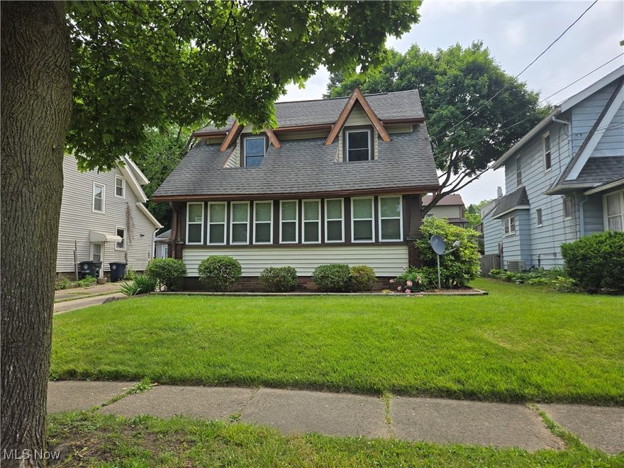 This two story home in Noth Hill has easy access to local businesses, hospitals and freeways. One turn away from North Main Street the comforts of city life with the neighborhood experience are both attainable. Three bedrooms and two full baths with an enclosed porch allow for spacious enjoyment of every season, no matter what the weather has in store! The family room has a skylight to let in  and a two car garage.

2015 new vinyl windows, electric brought up to code