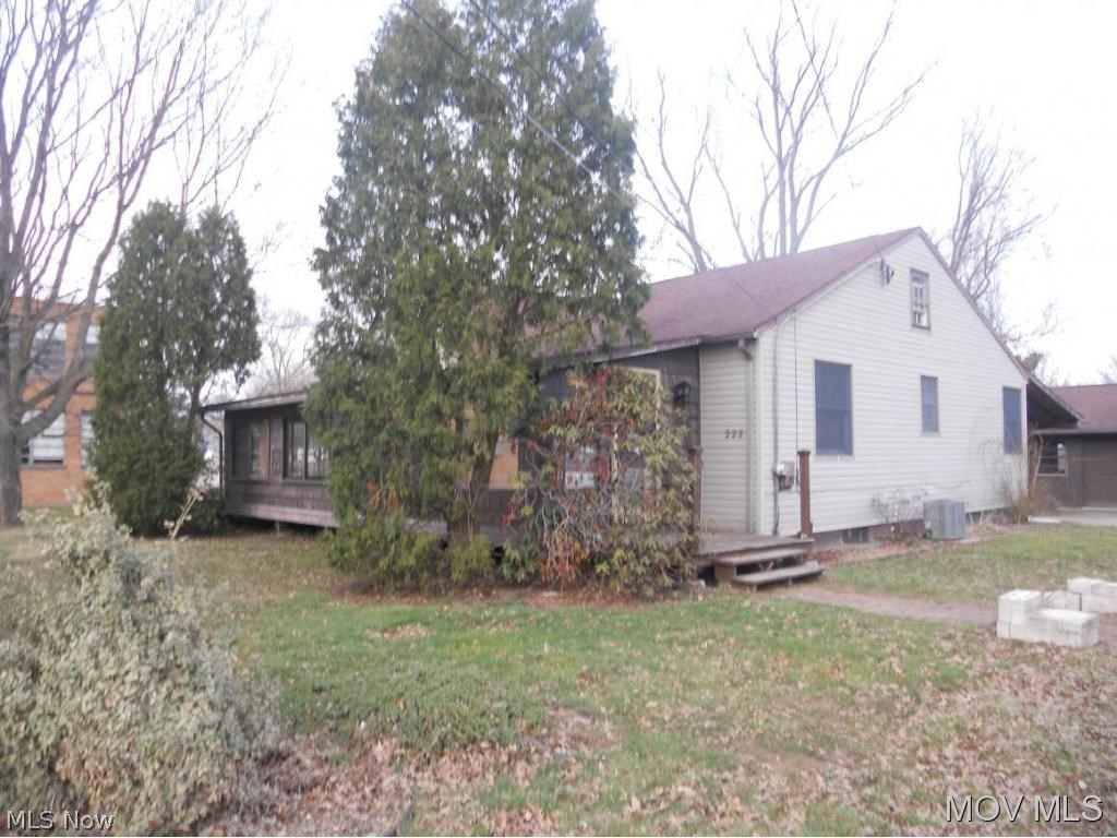 This is a must see with 1700+ sqft, 2 bedrooms, 3 Full baths and extra room that could be used as a 3rd bedroom on the main floor. This property features a 2 Stall detached and a 1 stall detached garage. Elem: Belpre Elementary School Elem/Bus: N JrHigh: Belpre Middle School JrHigh/Bus: N High: Belpre High School High/Bus: N Fire: VOL Police: CTY ;SQFT=Fin L1:1763, Fin Bsmt:180, Fin Above:1763, Fin Total:1763, Unfin Bsmt:800, Unfin Above:800;GAR= 1 Car Det, 2 Car Att