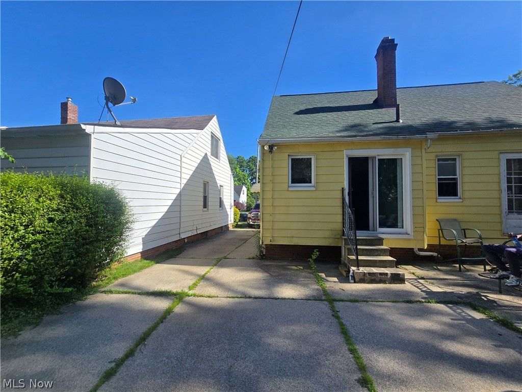 Photo of 19403 Ridgewood Avenue, Warrensville Heights, OH 44122 (MLS # 5223706)
