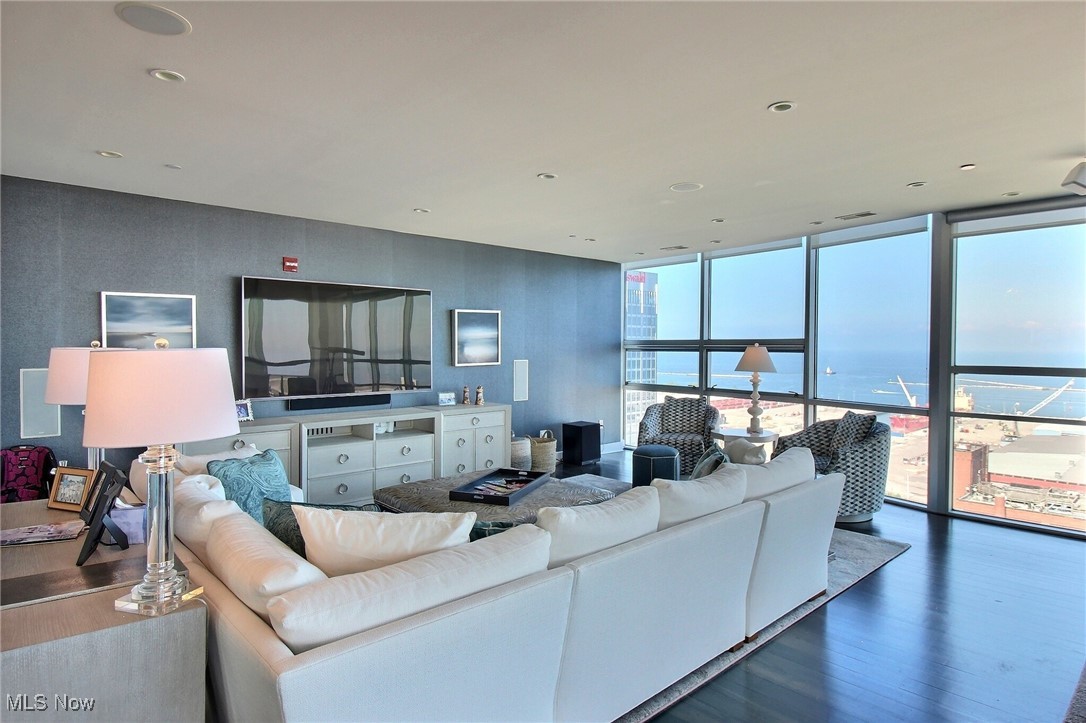 Pinnacle Condo - Residential