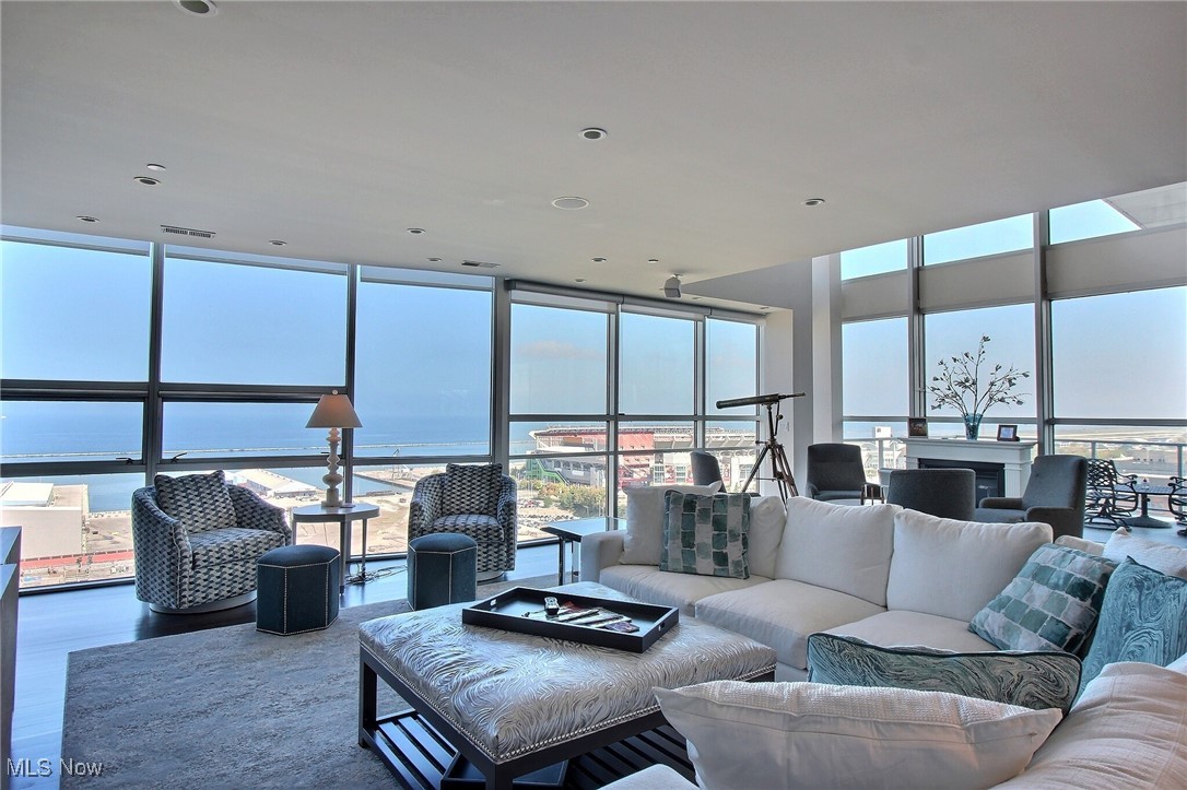 Pinnacle Condo - Residential