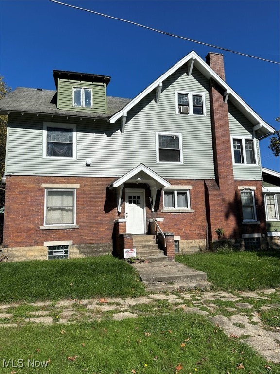 Spacious 1-bedroom apartment on Norwood! This unit features beautiful hardwood floors throughout and offers a bit more room to spread out. Newly remodeled bathroom and all utilities are included for just $750 a month. Perfect for those looking for comfort and convenience in one place. Don’t miss the chance to call this charming space your new home!