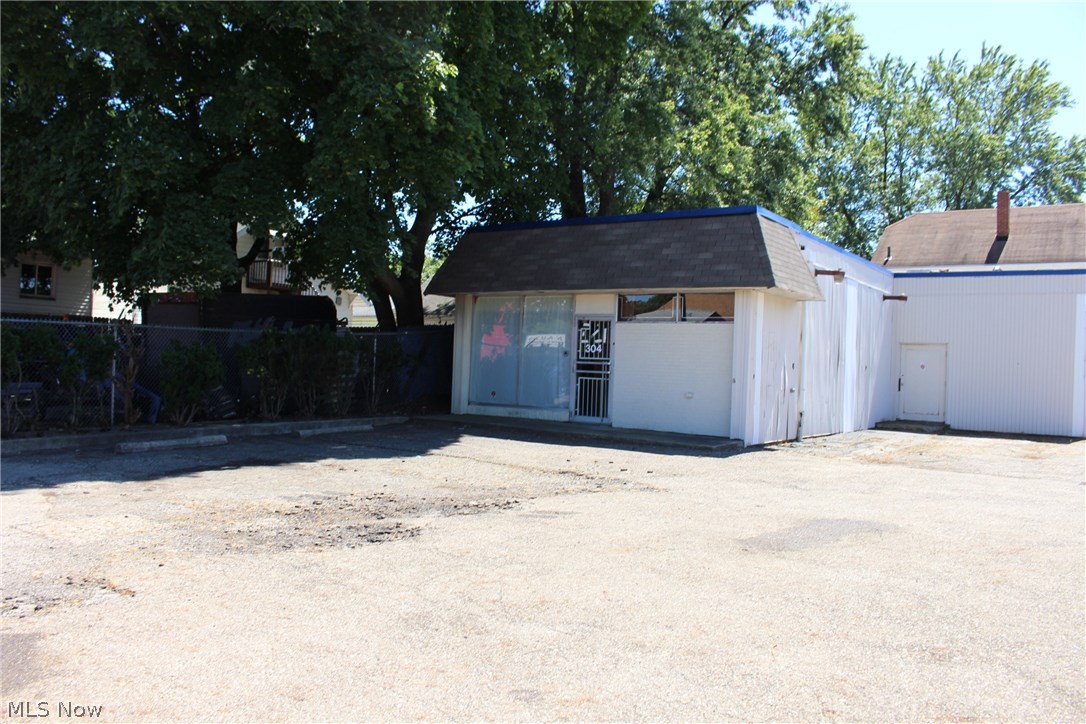 Need space to start a new business or expand your current one? Here comes the perfect opportunity! Free standing building on a corner lot, busy traffic and private ample parking , formerly used as nail salon. There are some nail salon supplies left free for the buyer. Could be used as a nail, hair, beauty solon or any other retail business the zoning permits. Call now for private showing.