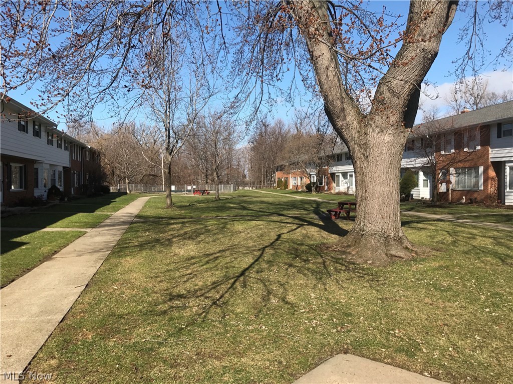 Townhouses Condo Estates Condo - Residential