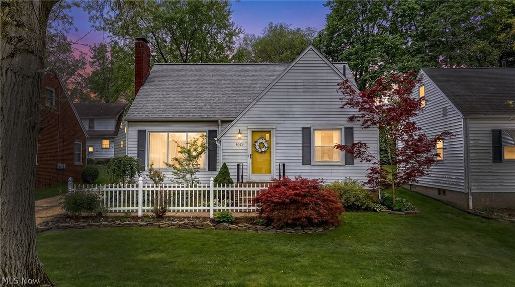 Photo of 1824 Sackett Avenue, Cuyahoga Falls, OH 44223 (MLS # 5205109)