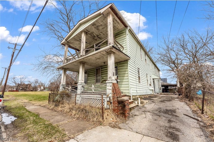 Welcome to your next investment opportunity! This 4-unit multifamily property is just waiting to be transformed into the gem of the neighborhood.Each unit has great potential with spacious layouts and plenty of natural light. The property also boasts a prime location in a sought-after neighborhood, making it an ideal spot for tenants to call home. With a full rehab required, you have the chance to customize each unit to your liking and attract high-quality tenants. Take advantage of the blank slate and design each unit to maximize space and functionality.Don't miss out on this chance to turn this property into a top-performing investment. Contact us today to schedule a showing and see the potential for yourself!