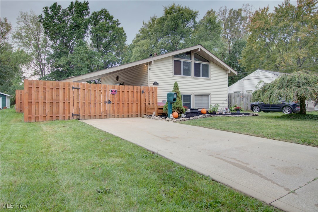 233 Kempton Drive, Berea, Ohio image 2