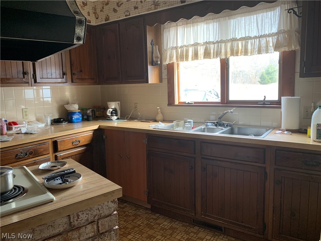 D M & J J Almasy 01 - Residential