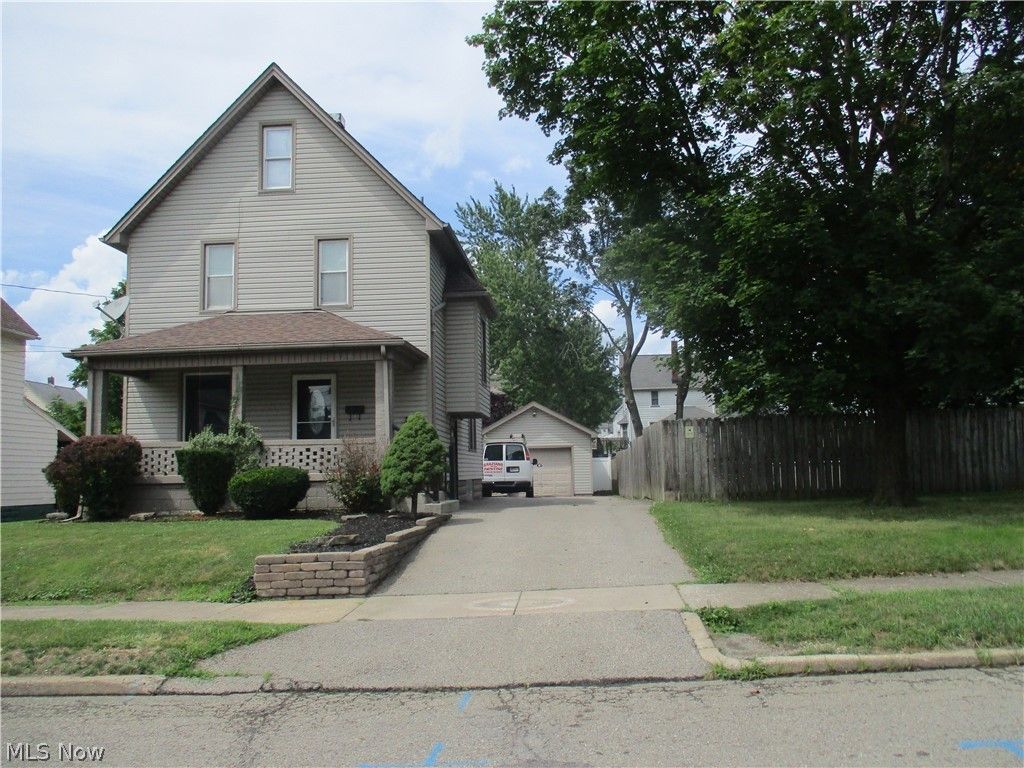 Photo of 326 E Wilson Avenue, Girard, OH 44420 (MLS # 5226824)