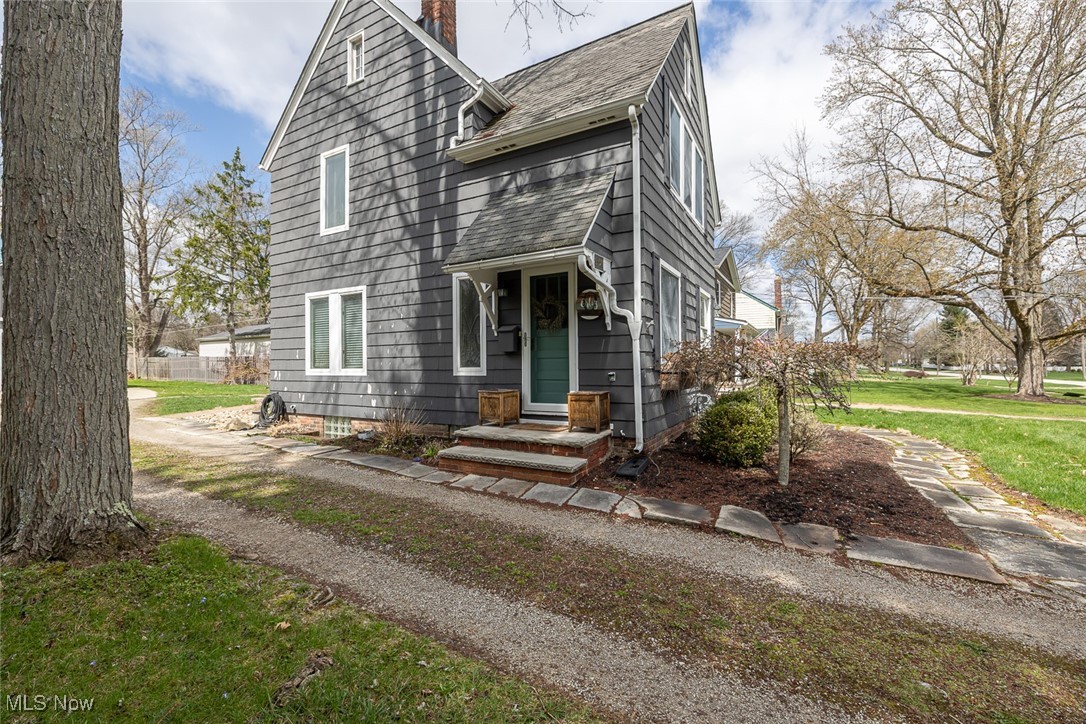 8358 Mapleway Dr, Olmsted Falls, Ohio image 3