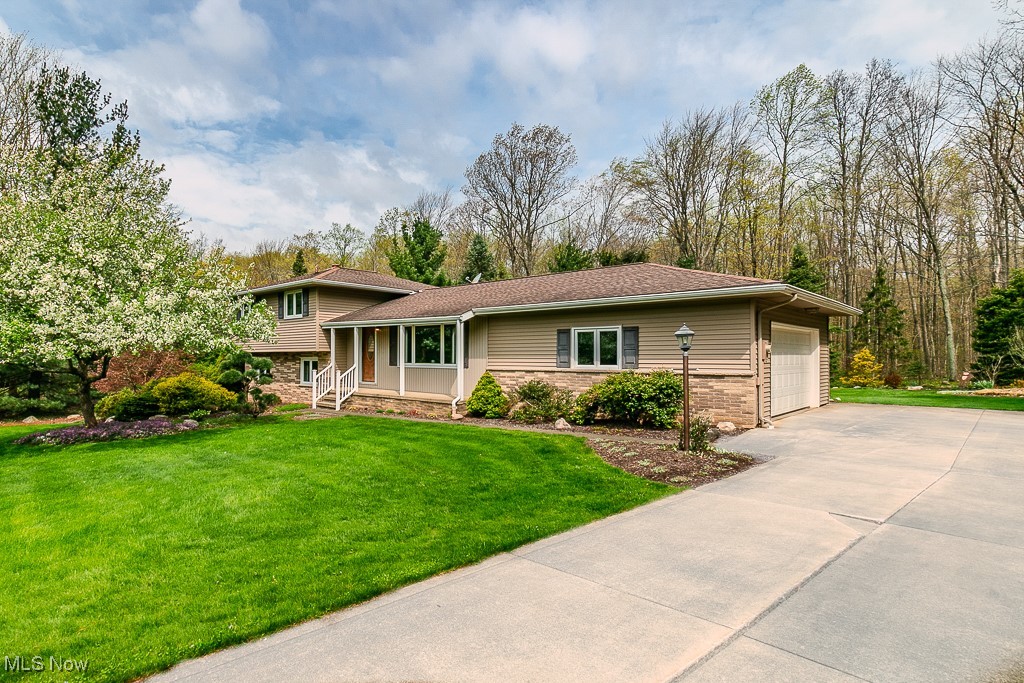10410 Pinegate Drive, Chardon, Ohio image 2