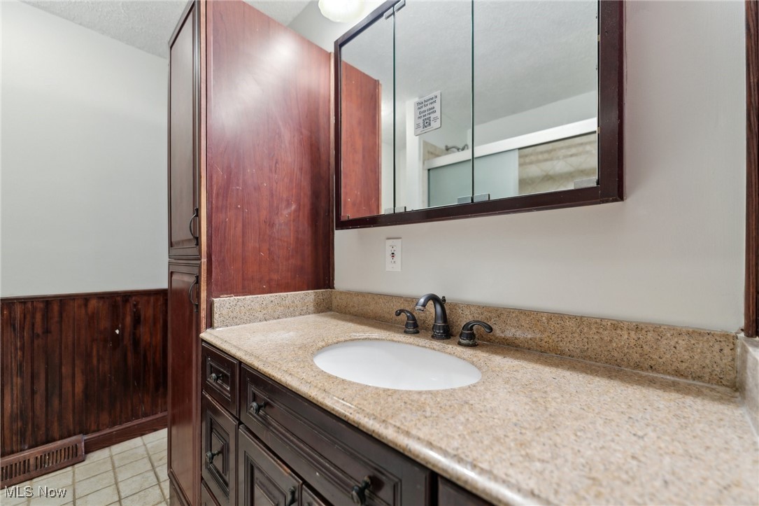 649 University Avenue, Elyria, Ohio image 32