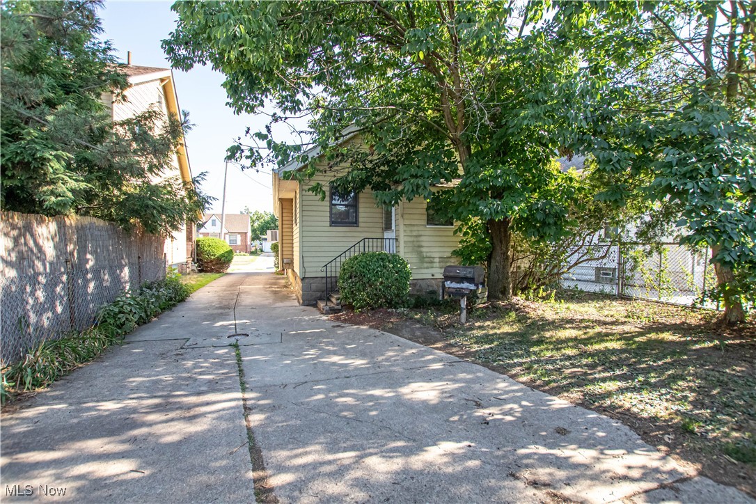 4714 Maplecrest Avenue, Parma, Ohio image 4