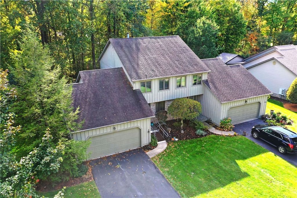 Photo of 160 Turquoise Drive, Cortland, OH 44410 (MLS # 5212610)