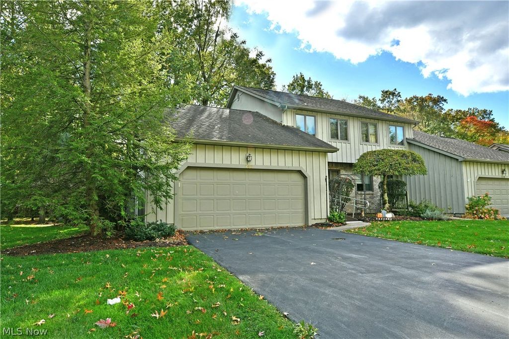 Photo of 160 Turquoise Drive, Cortland, OH 44410 (MLS # 5212610)