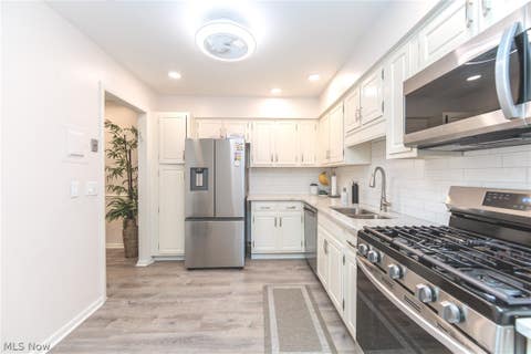 Tiny photo for 2112 Acacia Park Drive #501, Lyndhurst, OH 44124 (MLS # 5238955)