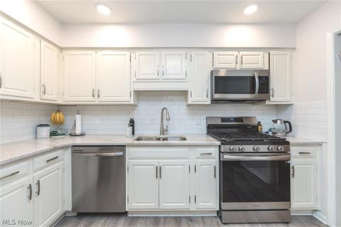 Tiny photo for 2112 Acacia Park Drive #501, Lyndhurst, OH 44124 (MLS # 5238955)