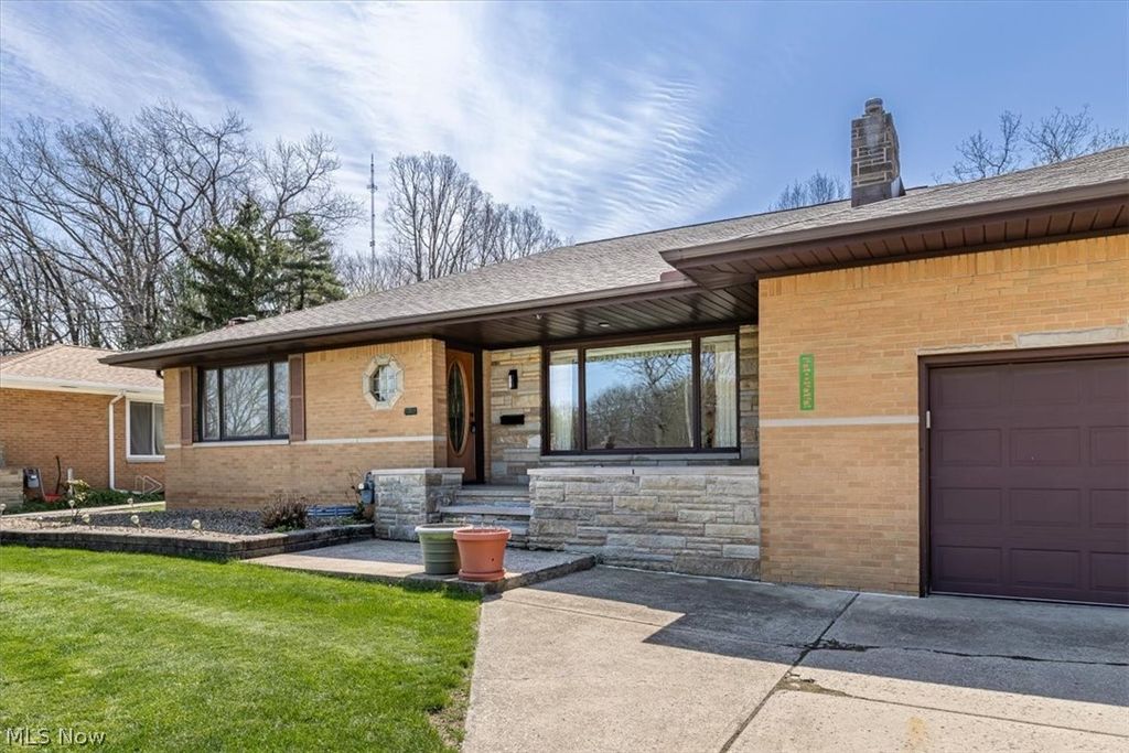 Photo of 5855 W Ridgewood Drive, Parma, OH 44129 (MLS # 5203971)