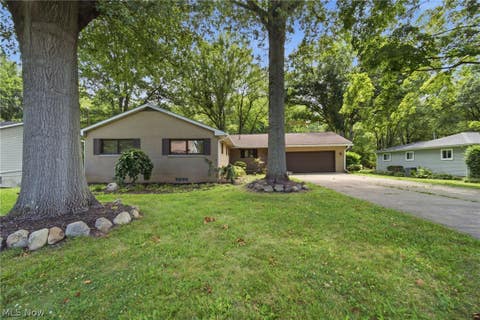 Homes For Sale - 1097 Oak Tree Road<br/> Akron, OH 44320
