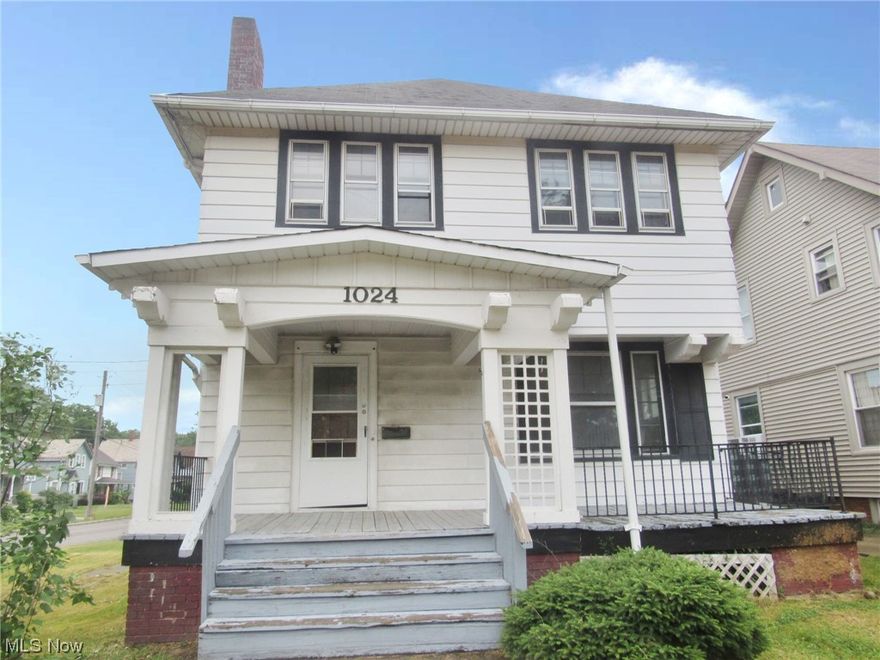Spacious Colonial with 3 bedrooms and 2 bathrooms, close to amenities and transportation. This property is perfect for investor and end user alike. Be first or be sorry!