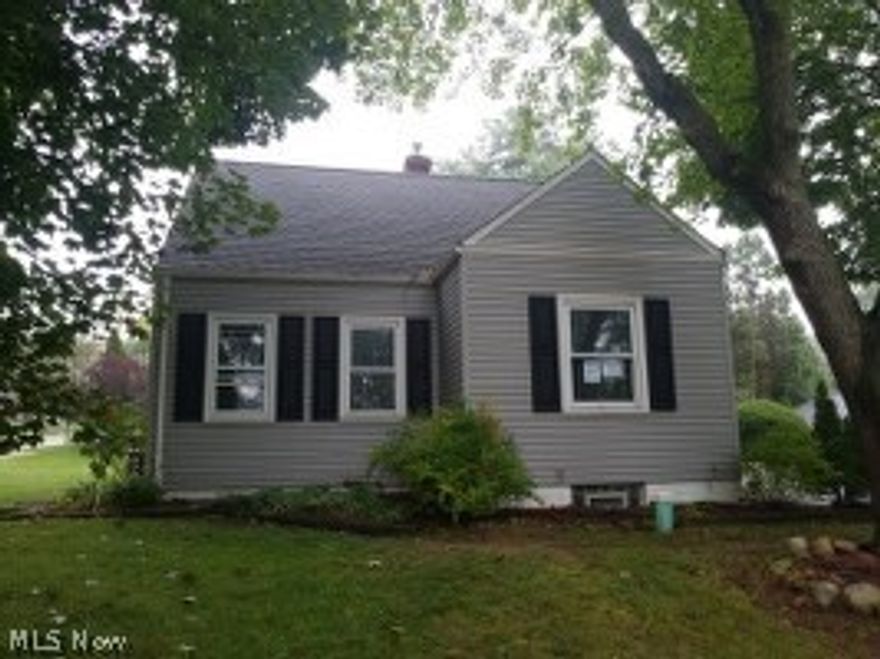 CAPE COD ALUMINUM/VINYL 1 STORY WITH 655 SQ FT GROUND FLOOR LIVING AREA AND 1041 TOTAL SQ FT LIVING AREA, BUILT ABOUT 1943. IT HAS 5 TOTAL ROOMS WITH 3 BEDROOMS, 1 FULL BATHROOM, A FULL BASEMENT, HEATING IS CENTRAL WITH Central AIR CONDITIONING, A FULL FINISHED ATTIC Property sold AS IS. Equal housing opportunity. FHA insurable w/escrow per HUD Appraisal.