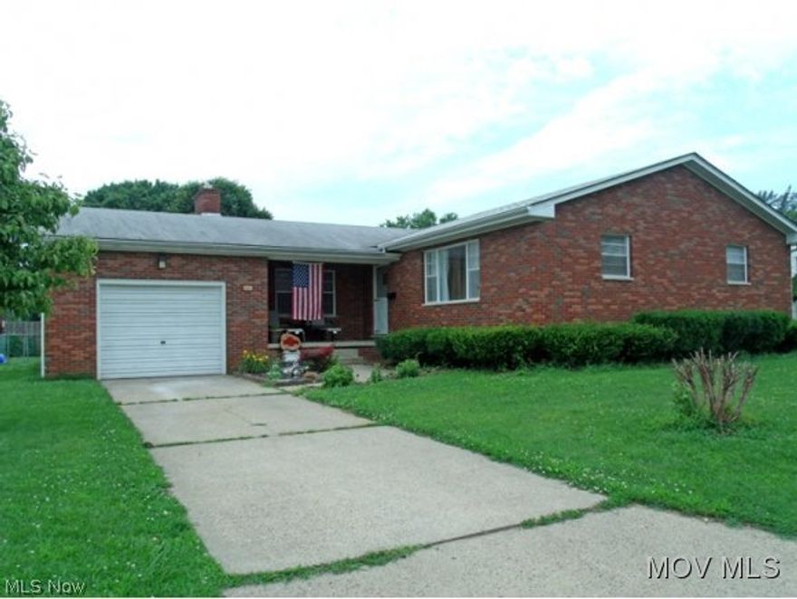 All brick, fenced yard, great location close to Jackson Park & pool. Open light filled U-shaped kitchen open on one side to the dining area and living room, and on the other side to the family room with fireplace and tile floor. New tile in baths, and full bath off master bedroom. Basement with vinyl floor where there is a large rec room, laundry, 4th bedroom and half-bath with drain and space ready for full size shower.  Elem: Vienna Elementary School  Elem/Bus: Y  JrHigh: Jackson Jr. High School  JrHigh/Bus: N  High: Parkersburg High  High/Bus: Y  Fire: VOL  Police: CTY  PossFreeGas: N  ;SQFT=Fin L1:1500, Fin Above:1500, Fin Total:1500, Unfin Bsmt:500, Unfin Above:500;GAR= 1 Car Built In;PRKG= Parking Pad