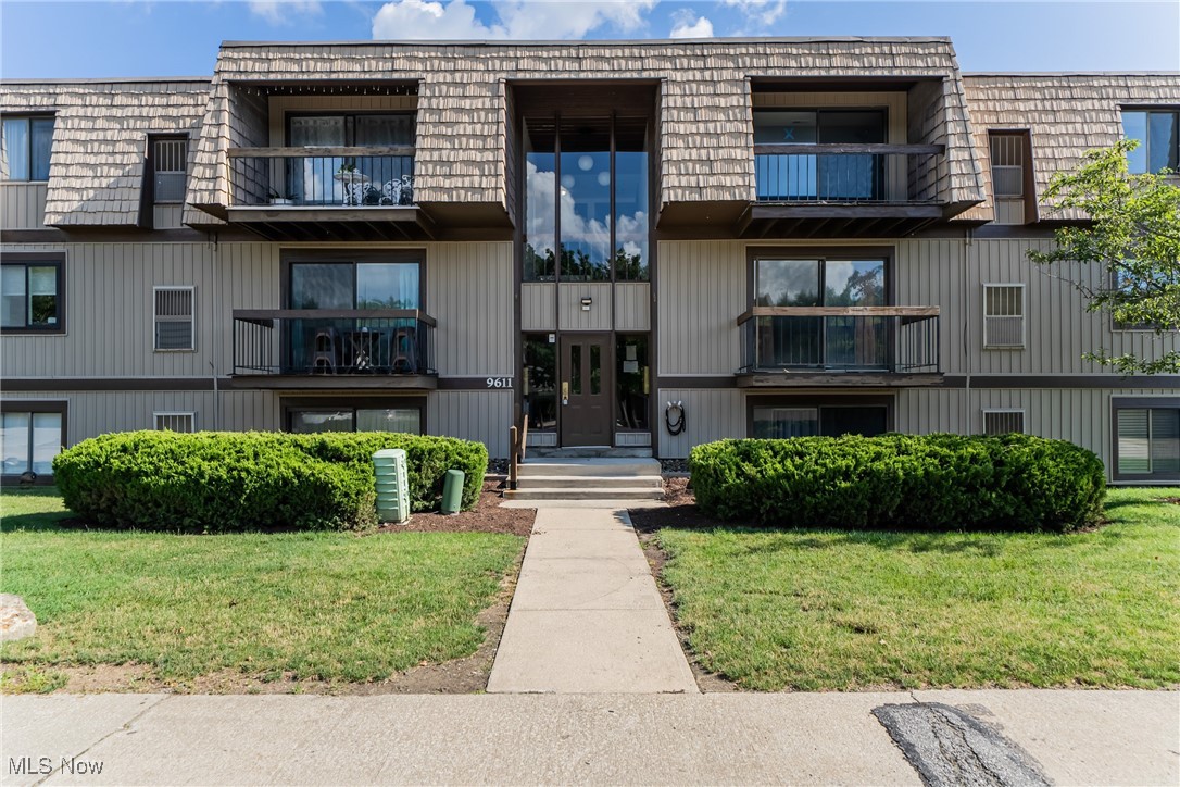 Country superstar Luke Bryan sings about the sunrise, and his work isn’t nearly as magnificent as THIS SUNRISE CONDO!! Nestled in a cozy corridor inside North Royalton’s highly-coveted Sunrise Cove, this terrific townhome boasts two beautiful bedrooms, two breathtaking bathrooms, and a kaleidoscope of dazzling features. From the moment you enter the home, you’ll take note of the newer and fetching flooring underfoot, the luscious living room, and the open dining area. The captivating kitchen is stocked with newer appliances, and down the hall, you’ll find the bathrooms and the beautiful bedrooms. (Just take note of that walk-in closet in the master suite!) With an attached walk-out patio, a newer furnace (2019), in-unit laundry, a one-car garage, and a community that offers pools, party rooms, tennis courts, and so much more, there’s only one thing to ask: When are you coming “home”?