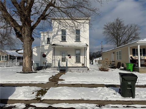 Photo of 515 W 3rd Street, Uhrichsville, OH 44683 (MLS # 5179707)