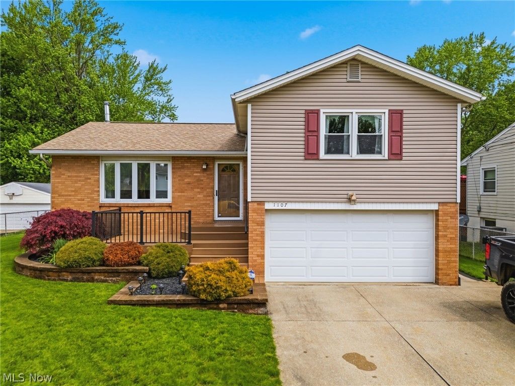 Photo of 1107 Lynbrook Street SE, North Canton, OH 44720 (MLS # 5205548)