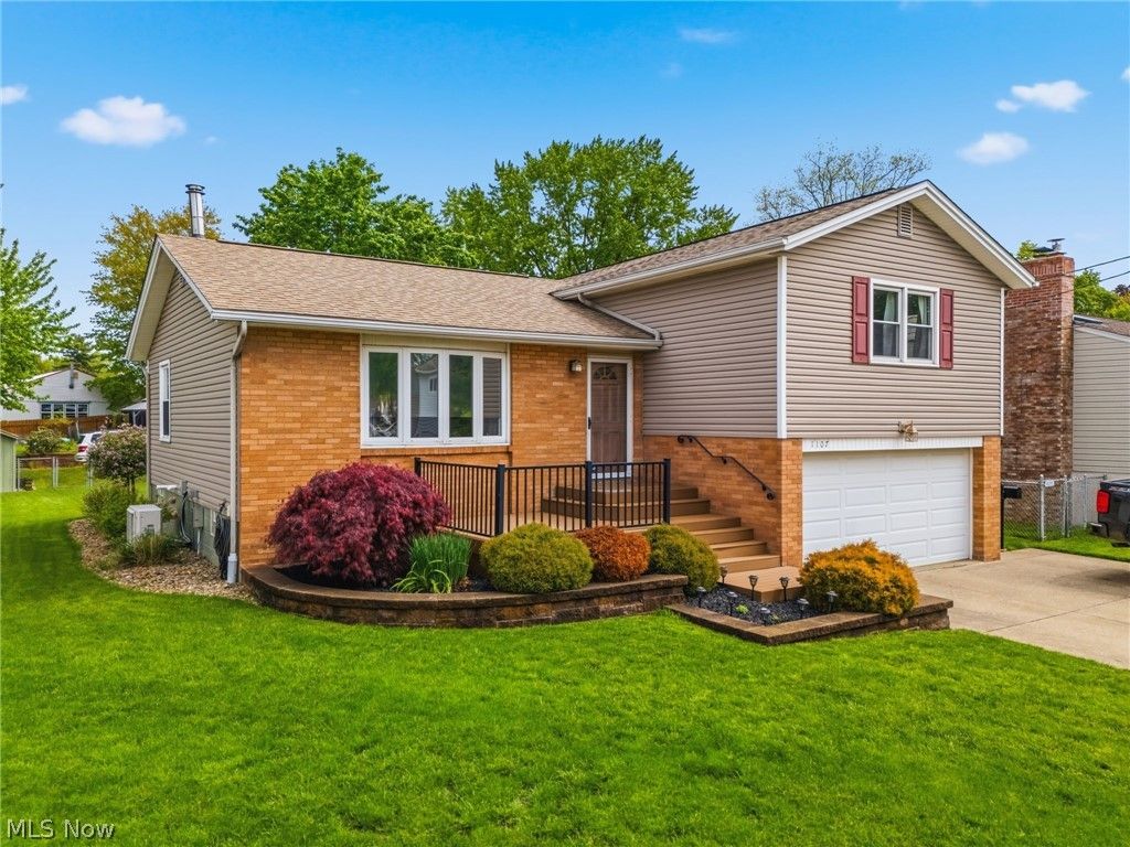Photo of 1107 Lynbrook Street SE, North Canton, OH 44720 (MLS # 5205548)
