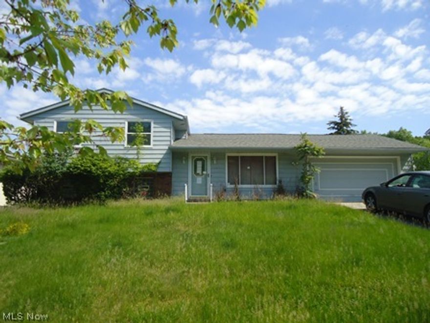 3 bedroom, 2 full bath split in a great area. Needs some TLC but for the money is well worth it. Lower level has family room, utility room and a full bath. Two car attached garage.