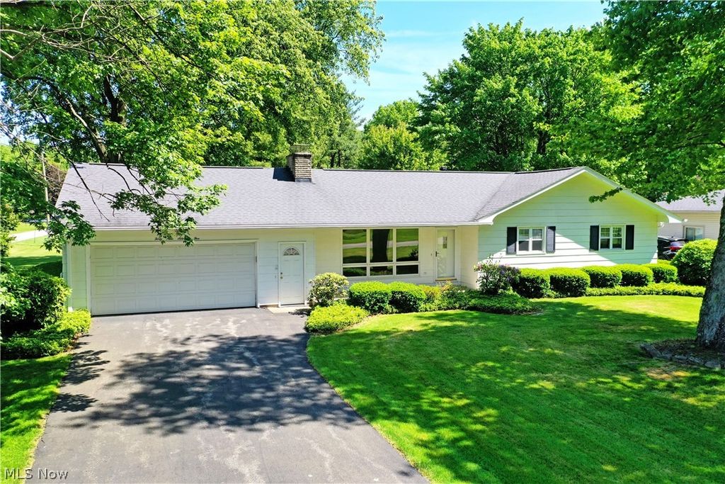Photo of 4975 Maple Drive, Vienna, OH 44473 (MLS # 5213513)