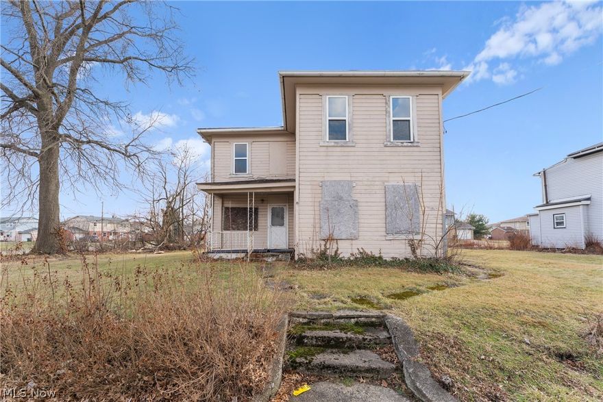 Don't miss your chance to see this one! This 3 bedroom 1 bath house is ready for your finishing touches whether you're looking to occupy or add to your rental portfolio. With access from 9th Street and the alley behind this home sets on 2 parcels. Call today to schedule your private showing!